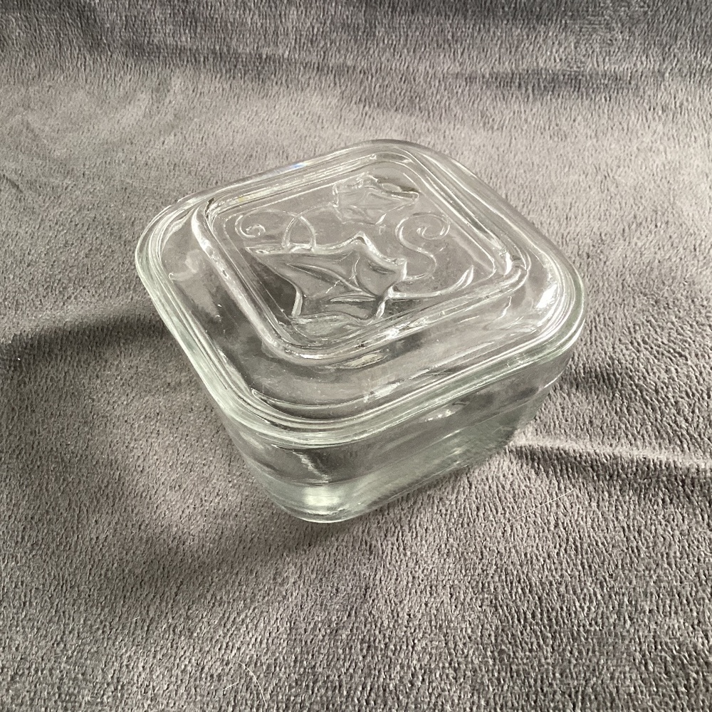 ONE VINTAGE HAZEL ATLAS GLASS COVERED REFRIGERATOR DISH IN IVY LEAF PATTERN